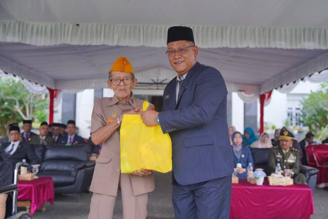 Sekda Balangan serahkan tali asih dan souvenir bagi Veteran di Kabupaten Balangan