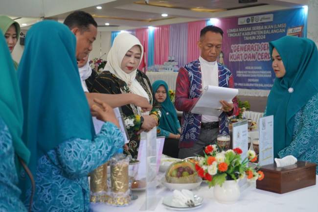 Penilaian Lomba Masak Serba Ikan tingkat Kabupaten Balangan oleh dewan juri.