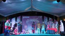 Penampilan kesenian Mamanda Keliling dalam menyosialisasikan Pilkada 2024 di Kabupaten Balangan.

