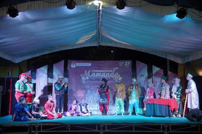 Penampilan kesenian Mamanda Keliling dalam menyosialisasikan Pilkada 2024 di Kabupaten Balangan.


