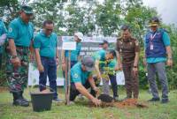 Asisten Setda Balangan, Tuhalus saat menanam pohon di Kebun Raya Balangan