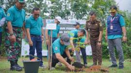 Asisten Setda Balangan, Tuhalus saat menanam pohon di Kebun Raya Balangan