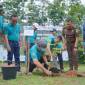 Asisten Setda Balangan, Tuhalus saat menanam pohon di Kebun Raya Balangan