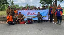 Pelatihan Penggunaan Mesin Alat Pemadam Kebakaran yakni mesin Alkon bagi anggota Linmas Desa Layap.