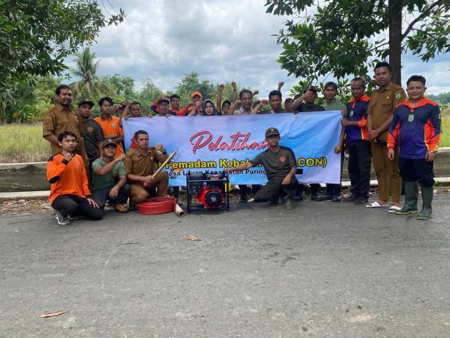 Pelatihan Penggunaan Mesin Alat Pemadam Kebakaran yakni mesin Alkon bagi anggota Linmas Desa Layap.