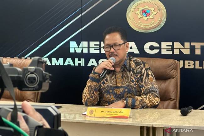 Juru Bicara MA, Yanto, saat memberikan keterangan pers di Gedung MA, Jakarta, Senin (16/12/2024). (ANTARA/Rio Feisal)