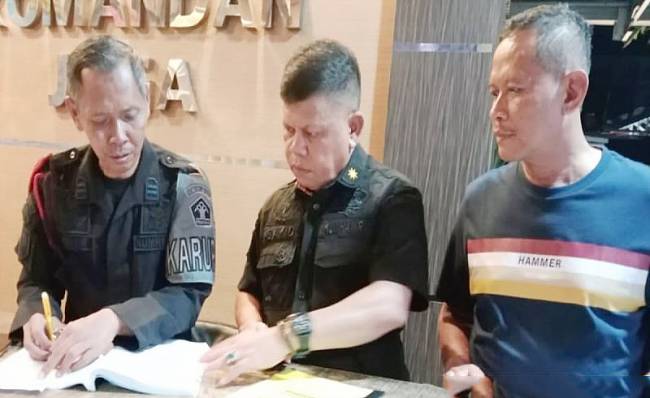 Kepala Divisi Pemasyarakatan (Kadivpas) Kemenkumham Kalsel Said Mahdar (tengah) saat melakukan kunjungan di Lapas Kelas IIA Banjarmasin untuk memastikan situasi aman dan kondusif, di Banjarmasin, Minggu (15/12/2024). (SuarIndonesia/ANTARA/Firman)
