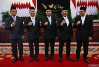 Ketua KPK Setyo Budiyanto (tengah) bersama empat wakil ketua KPK Fitroh Rohcahyanto (kedua kanan), Ibnu Basuki Widodo (kedua kiri), Johanis Tanak (kiri), dan Agus Joko Pramono (kanan) berfoto usai dilantik Presiden Prabowo Subianto untuk periode 2024-2029 di Istana Negara, Jakarta, Senin (16/12/2024). (ANTARA FOTO/Aditya Pradana Putra/aww)