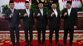 Ketua KPK Setyo Budiyanto (tengah) bersama empat wakil ketua KPK Fitroh Rohcahyanto (kedua kanan), Ibnu Basuki Widodo (kedua kiri), Johanis Tanak (kiri), dan Agus Joko Pramono (kanan) berfoto usai dilantik Presiden Prabowo Subianto untuk periode 2024-2029 di Istana Negara, Jakarta, Senin (16/12/2024). (ANTARA FOTO/Aditya Pradana Putra/aww)