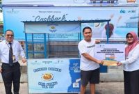 Penyerahan bantuan rombong dari UPZ Bank Kalsel melalui kantor cabang A Yani Banjarmasin, Rabu (20/11).