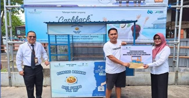 Penyerahan bantuan rombong dari UPZ Bank Kalsel melalui kantor cabang A Yani Banjarmasin, Rabu (20/11).
