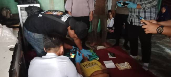 RS (28), mengakhiri hidup dengan cara menggantung diri di dalam rumahnya, Selasa (3/12/2024). (SuarIndonesia/DO)