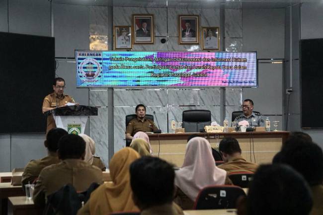 Asisten Setda Balangan, Tuhalus saat memberikan sambutan pada sosialisasi teknis pengelolaan Jaringan Dokumentasi dan Informasi Hukum (JDIH) serta partisipasi dalam program Paralegal Justice untuk camat, lurah, dan kepala desa, Selasa (3/12/2024)