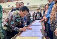 Bupati Balangan, Abdul Hadi tandatangani MoU dengan 14 perguruan tinggi di Kalsel untuk program beasiswa 1.000 sarjana pada acara silaturahmi bersama warga dan mahasiswa Balangan di Banjarmasin