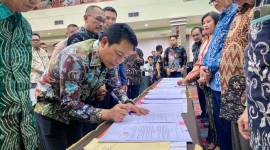Bupati Balangan, Abdul Hadi tandatangani MoU dengan 14 perguruan tinggi di Kalsel untuk program beasiswa 1.000 sarjana pada acara silaturahmi bersama warga dan mahasiswa Balangan di Banjarmasin