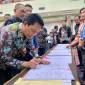Bupati Balangan, Abdul Hadi tandatangani MoU dengan 14 perguruan tinggi di Kalsel untuk program beasiswa 1.000 sarjana pada acara silaturahmi bersama warga dan mahasiswa Balangan di Banjarmasin