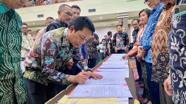 Bupati Balangan, Abdul Hadi tandatangani MoU dengan 14 perguruan tinggi di Kalsel untuk program beasiswa 1.000 sarjana pada acara silaturahmi bersama warga dan mahasiswa Balangan di Banjarmasin