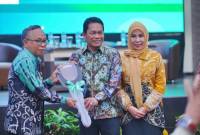 Bupati Balangan Abdul Hadi secara simbolis saat menyerahkan kunci mobil ambulan kepada pengurus KWB di Banjarmasin.