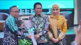Bupati Balangan Abdul Hadi secara simbolis saat menyerahkan kunci mobil ambulan kepada pengurus KWB di Banjarmasin.