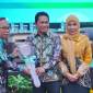 Bupati Balangan Abdul Hadi secara simbolis saat menyerahkan kunci mobil ambulan kepada pengurus KWB di Banjarmasin.