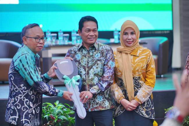 Bupati Balangan Abdul Hadi secara simbolis saat menyerahkan kunci mobil ambulan kepada pengurus KWB di Banjarmasin.