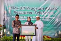 Komitmen bersama antara Pemkab Balangan dan Adaro Group pada Kick Off Program Adaro Pesantren Sejahtera di Ponpes Riyadhul Muhibbin Balangan