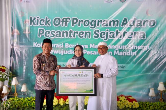 Komitmen bersama antara Pemkab Balangan dan Adaro Group pada Kick Off Program Adaro Pesantren Sejahtera di Ponpes Riyadhul Muhibbin Balangan