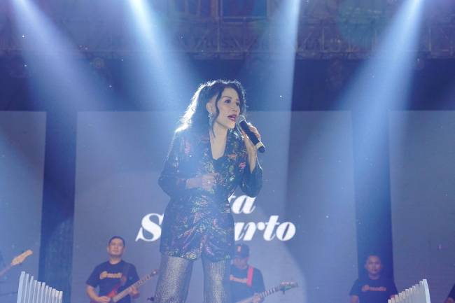 Rita Sugiarto sukses hibur masyarakat Balangan di Festival Balangan 2024.