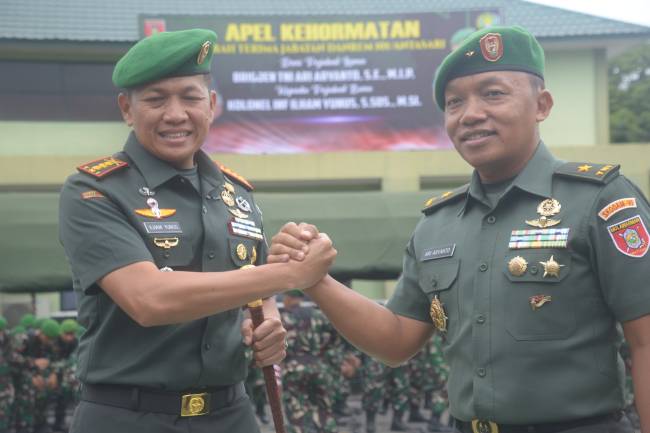 isalah Satuan Korem 101/Antasari secara resmi diserahterimakan dari Brigjen TNI Ari Aryanto kepada Kolonel Inf Ilham Yunusdi Lapangan Apel Makorem 101/Antasari, Jalan Jenderal Sudirman Banjarmasin, Kamis (5/12/2024). (SuarIndonesia/Ist)