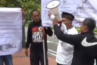 Korban kasus dugaan mafia tanah, Sojuangun Hutahurak menyuarakan ke Mahkamah Agung (MA), Jakarta Pusat/ (SuarIndonesia/Ist)
