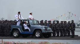 upacara peringatan Hari Armada RI Tahun 2024 dipimpin secara Kepala Staf Angkatan Laut Laksamana TNI Dr. Muhammad Ali S.E., M.M., M.Tr.Opsla, digelar di Dermaga Ujung Surabaya, JUmat (6/`12/2024). SuarIndonesia/Ist)