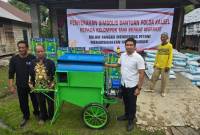Polda Kalsel juga memberikan elektric spray, pupuk dan pestisida. (SuarIndonesia/Ist)