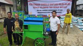 Polda Kalsel juga memberikan elektric spray, pupuk dan pestisida. (SuarIndonesia/Ist)