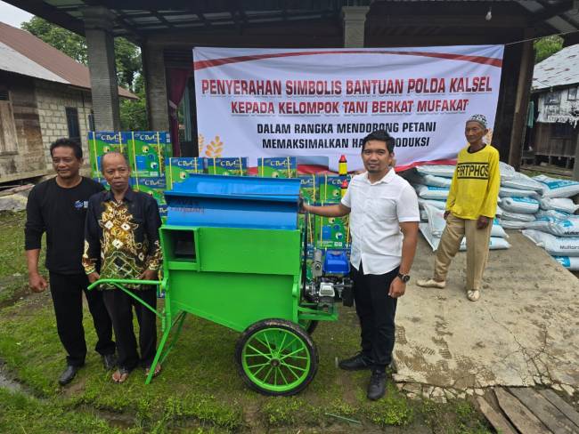 Polda Kalsel juga memberikan elektric spray, pupuk dan pestisida. (SuarIndonesia/Ist)
