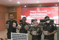 Kajat) Kalsel Rina Virawati, SH,MH bersama jajaran, tunjukan uang negara yang diselamatkan dari kasus korupsi , Senin (9/12/2024). (SuarIndonesia/ZI)