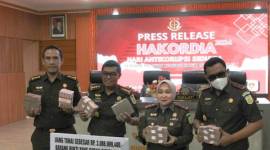 Kajat) Kalsel Rina Virawati, SH,MH bersama jajaran, tunjukan uang negara yang diselamatkan dari kasus korupsi , Senin (9/12/2024). (SuarIndonesia/ZI)