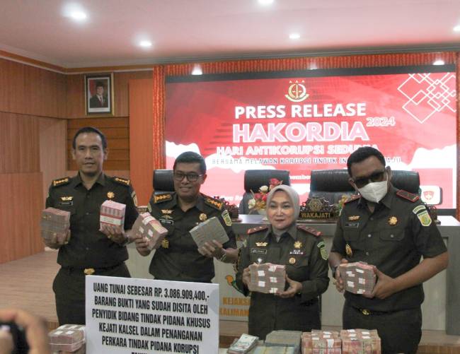 Kajat) Kalsel Rina Virawati, SH,MH bersama jajaran, tunjukan uang negara yang diselamatkan dari kasus korupsi , Senin (9/12/2024). (SuarIndonesia/ZI)