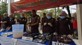 Ribuan barang bukti berbabagai jenis dimusnahkan Jajaran Kejaksaan Negeri (Kejari Banjarmasin, Senin (9/12/2024) (SuarIndonesia/HD)