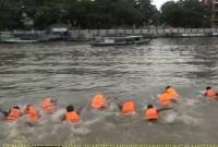 Berlaga ratusan atlet Kalsel di Antasari Triathlon 2024 di Dermaga Siring Jalan Jenderal Sudirman Banjarmasin, Kalimantan Selatan, Selasa (10/12/2024). (SuarIndonesia/Ist)