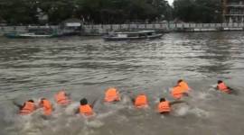 Berlaga ratusan atlet Kalsel di Antasari Triathlon 2024 di Dermaga Siring Jalan Jenderal Sudirman Banjarmasin, Kalimantan Selatan, Selasa (10/12/2024). (SuarIndonesia/Ist)