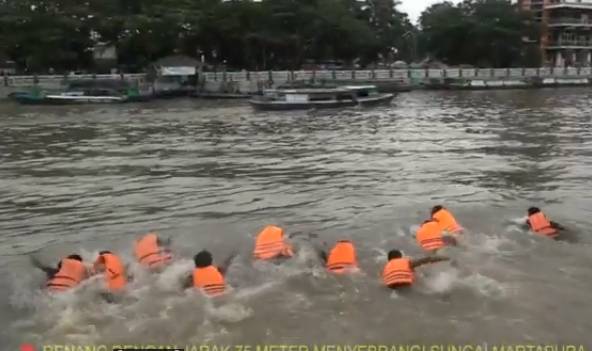 Berlaga ratusan atlet Kalsel di Antasari Triathlon 2024 di Dermaga Siring Jalan Jenderal Sudirman Banjarmasin, Kalimantan Selatan, Selasa (10/12/2024). (SuarIndonesia/Ist)