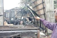 Sebuah gudang di kawasan  Gubernur Soebarjo Gang Makmur Basirih 3 RT 17 Banjarmasin Barat, diduga sengaja dibakar dan api sempat berkobar hebat, Rabu (11/12/2024). (SuarIndonesia/DO)