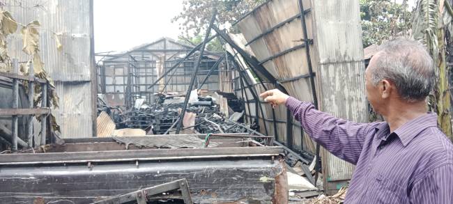 Sebuah gudang di kawasan  Gubernur Soebarjo Gang Makmur Basirih 3 RT 17 Banjarmasin Barat, diduga sengaja dibakar dan api sempat berkobar hebat, Rabu (11/12/2024). (SuarIndonesia/DO)