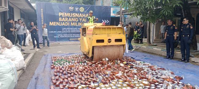 Kantor Pengawasan dan Pelayanan Bea dan Cukai Banjarmasin, memusnahkan sejumlah barang sitan bernilai miliran rupiah, Kamis (12/12/2024) (SuarIndonesia/DO)