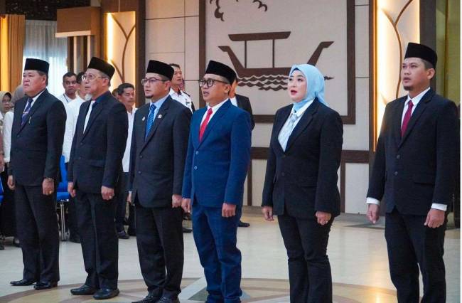 Jajaran Direksi dan Dewan Pengawas Perumda Pasar Baiman dilantik di Aula Kayuh Baimbai, pada Rabu (11/12/2024). (SuarIndonesia/Ist)