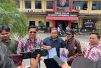 Ketua Tim yang juga Kuasa Hukum Banjarbaru Hanyar, M Pazri (pakai kaca mata) dan rekan usaimelaporkan di Dit Reskrimum Polda Kalsel, Kamis (12/12/2024). (SuarIndonesia/ZI)