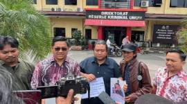 Ketua Tim yang juga Kuasa Hukum Banjarbaru Hanyar, M Pazri (pakai kaca mata) dan rekan usaimelaporkan di Dit Reskrimum Polda Kalsel, Kamis (12/12/2024). (SuarIndonesia/ZI)