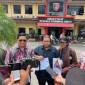 Ketua Tim yang juga Kuasa Hukum Banjarbaru Hanyar, M Pazri (pakai kaca mata) dan rekan usaimelaporkan di Dit Reskrimum Polda Kalsel, Kamis (12/12/2024). (SuarIndonesia/ZI)