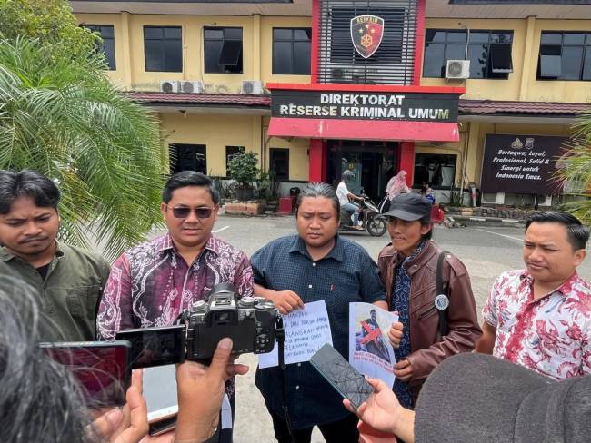 Ketua Tim yang juga Kuasa Hukum Banjarbaru Hanyar, M Pazri (pakai kaca mata) dan rekan usaimelaporkan di Dit Reskrimum Polda Kalsel, Kamis (12/12/2024). (SuarIndonesia/ZI)