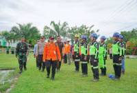 Pengecekan pasukan apel siaga Batingsor oleh Kalak BPBD Balangan, H. Rahmi didampingi unsur Forkopimda Balangan,Kamis (12/12/2024) (SuarIndonesia/ADV/RJ)
